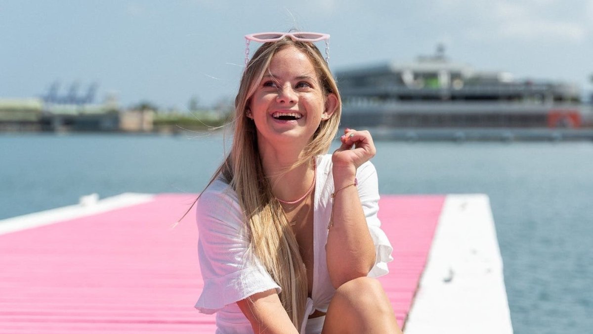 Jirau acompaña el anuncio en Instagram posando en una fotografía en blanco y negro con un sujetador de la marca de ropa interior.