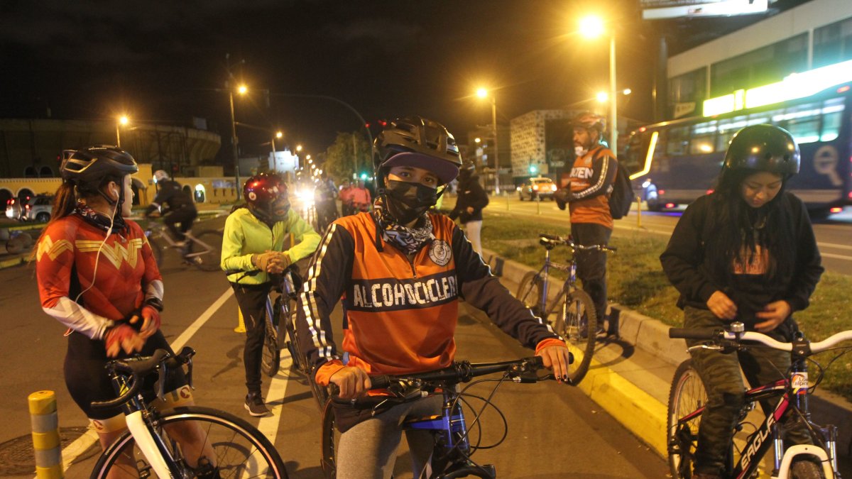 Pedalear por las noches ha generado una fraternidad que vela por sus derechos en las vías.