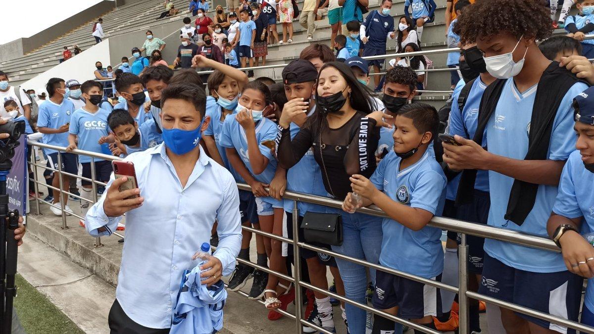 Matías Oyola, volante de Guayaquil City, departiendo con los jugadores de las formativas.
