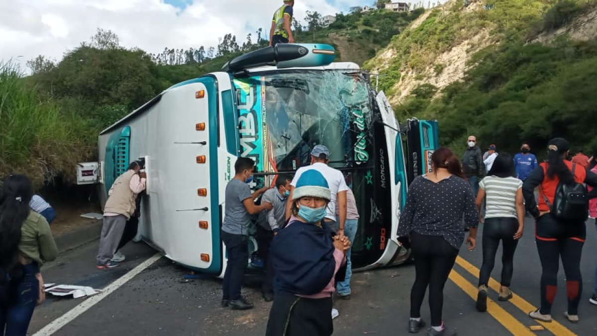 El Cuerpo de Bomberos de Quito informó, además, que 15 personas que se trasladaban en el autobús resultaron heridas. Algunas fueron atendidas en el lugar