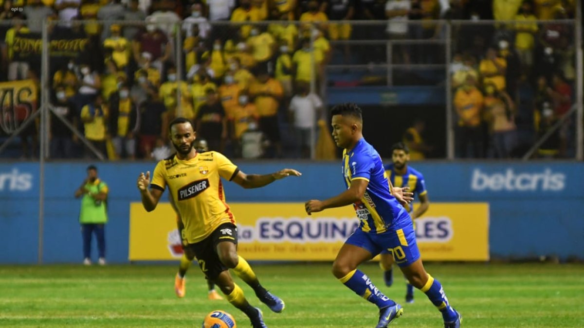 El protagonismo en las acciones ha sido dividido y ambos planteles han podido generar peligro en arco rival.