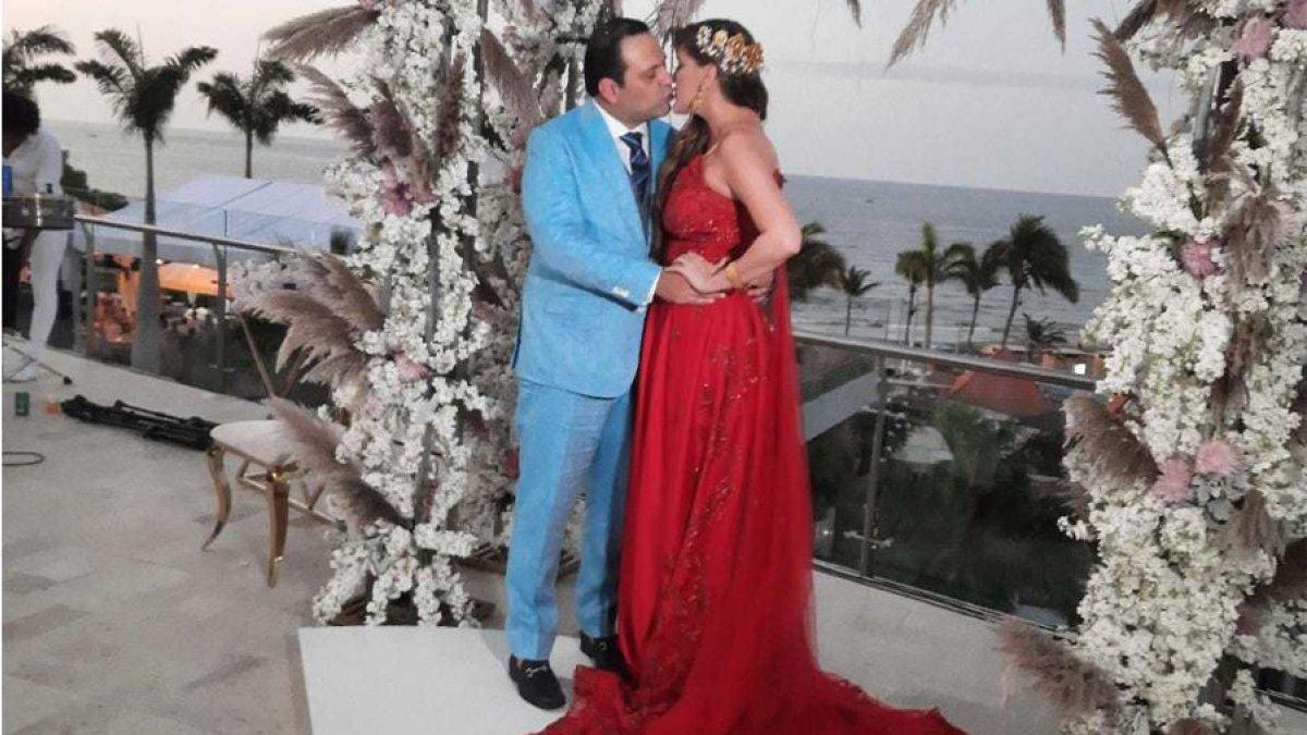 Los novios en una romántica foto en el lugar en el que se ofició la ceremonia civil.