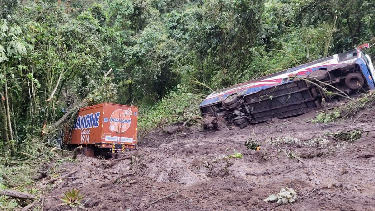 Un bus de transporte interprovincial y un camión de gasesosas fueron arrastrados por el delizamiento en el km. 43.