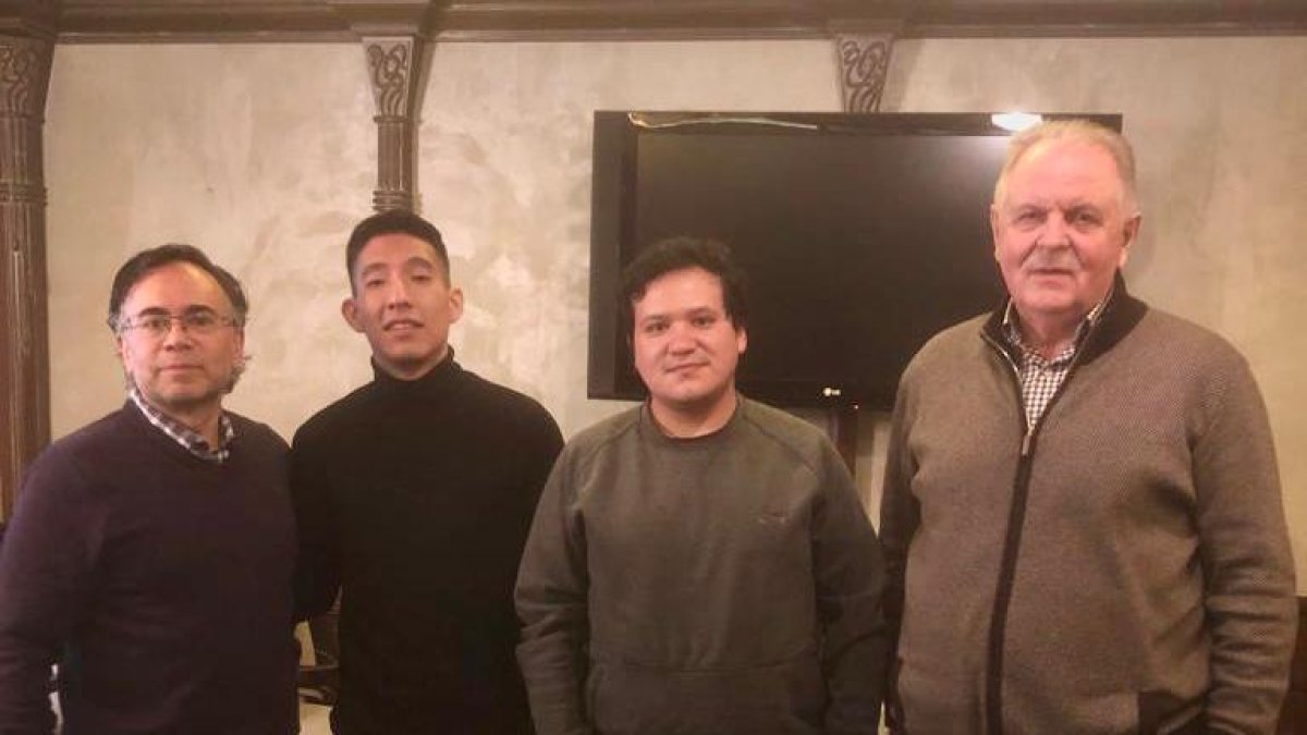 El encargado de las funciones consulares del Ecuador en Viena, Austria, Luis Narváez Ricaurte (izquierda) se reúne con algunos ecuatorianos en Kiev.