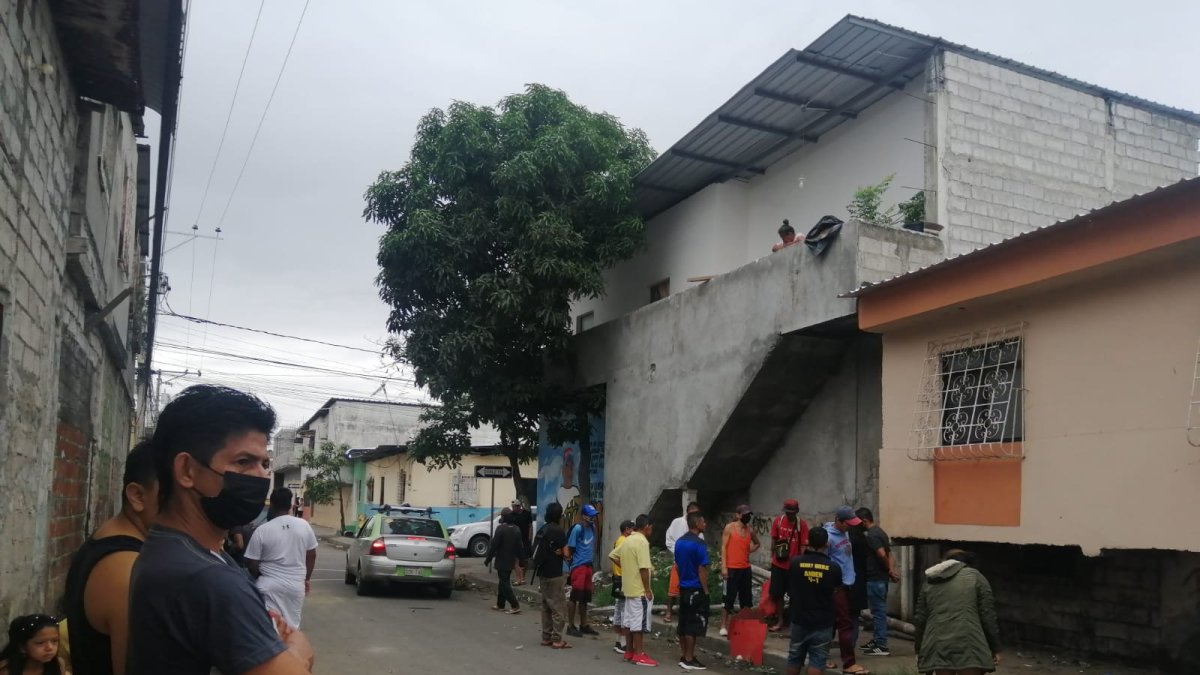 Moradores de Bastión Popular pusieron velas en el lugar donde cayó el cuerpo.