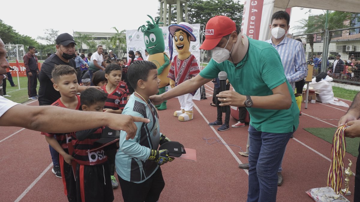 José Francisco Cevallos (d), exgolero de Barcelona y organizador de la Copa Ciudad de Milagro Diario Extra, premiando a uno de los campeones.