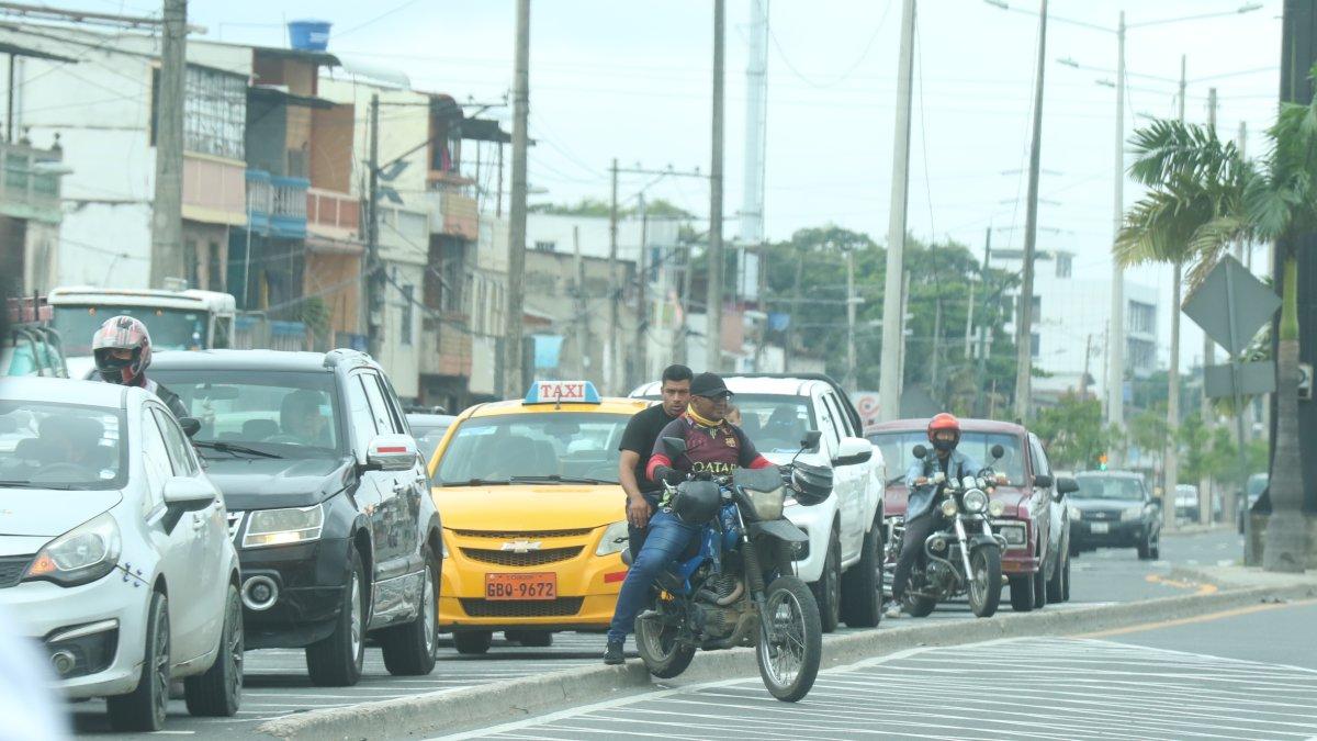 Las motocicletas transitan por sobre las veredas