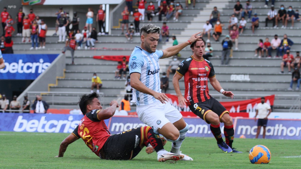 El Deportivo Cuenca intentó frenar con siete jugador a Guayaquil City.