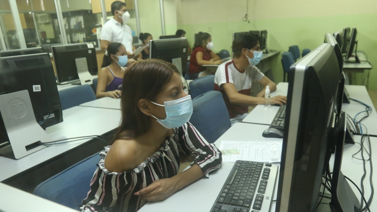 Más 200 mil aspirantes iban a rendir la prueba en sitios establecidos por el Senescyt.