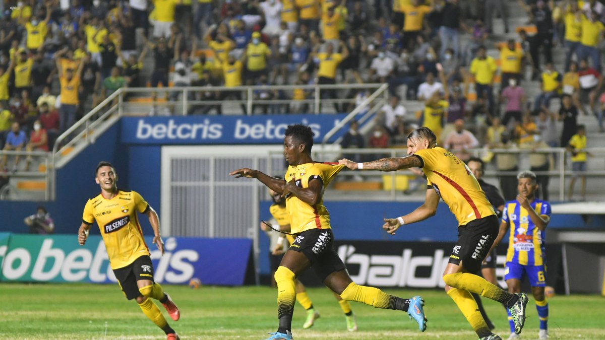 Adonis Preciado (c), ofensivo de Barcelona, corre para celebrar su gol frente a Delfín, mientras su compañero Carlos Garcés (d) lo toma de la camiseta para unirse al júbilo que le permitió al Ídolo sumar los tres puntos.