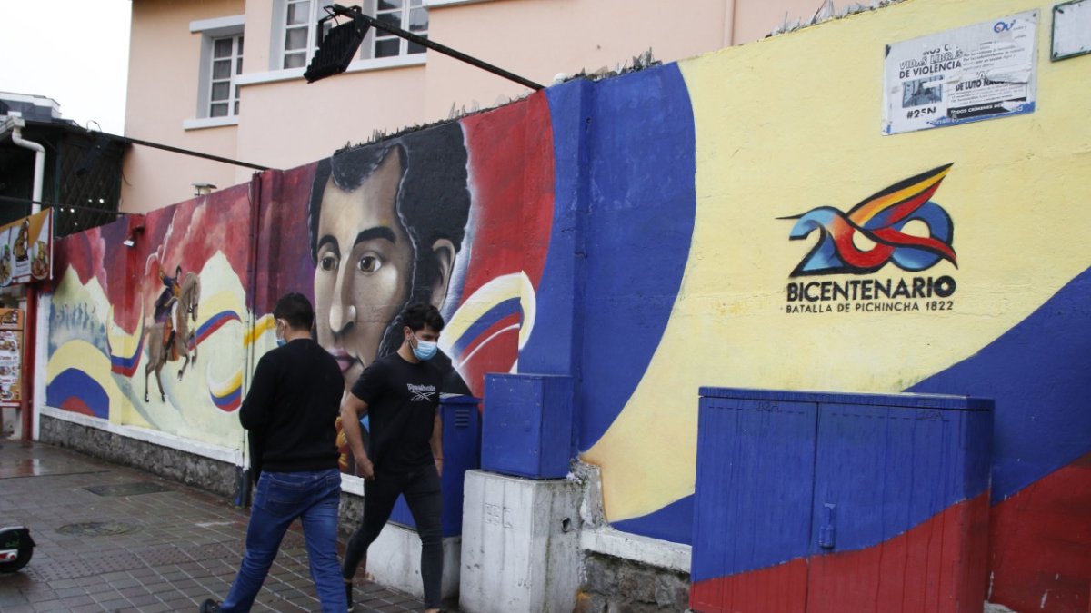En varios puntos de la ciudad van apareciendo murales y afiches por la conmemoración del Bicentenario. Este fue pintado hace algunas semanas en el sector de La Mariscal