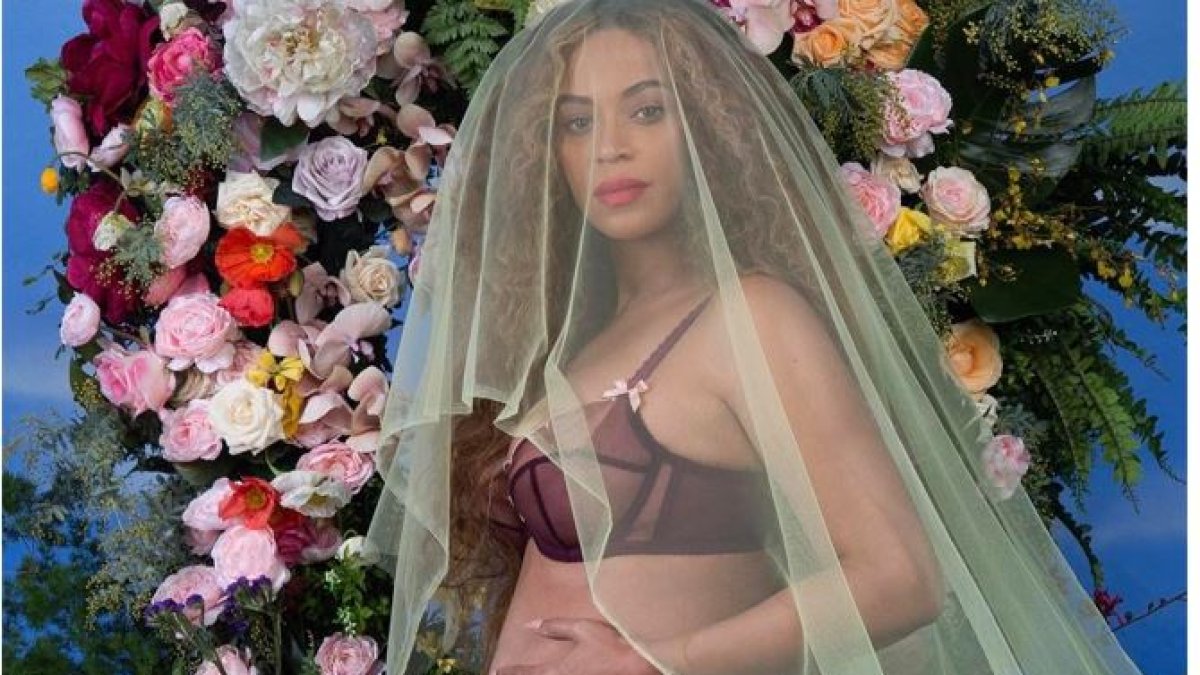 En 2017, la imagen de Beyoncé embarazada de gemelos, en ropa interior, con un velo verde y rodeada de flores revolucionó las redes sociales.