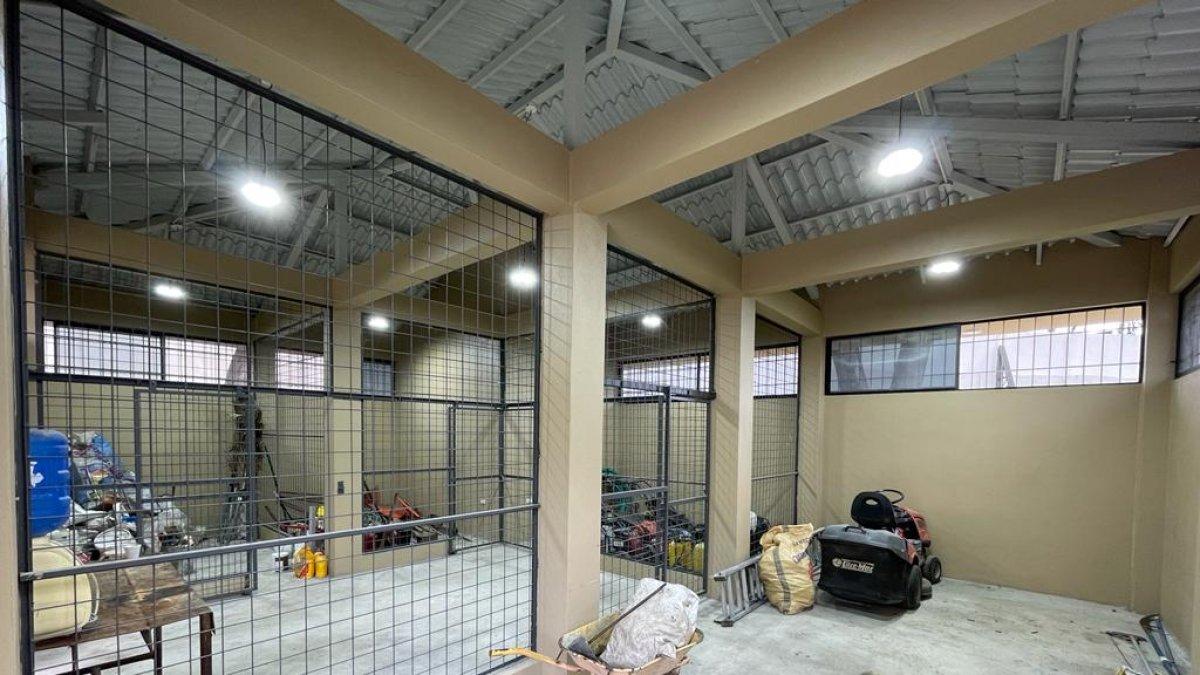 En la bodega. La cubierta es metálica tipo teja por lo que no solamente es una bodega funcional sino también estética.