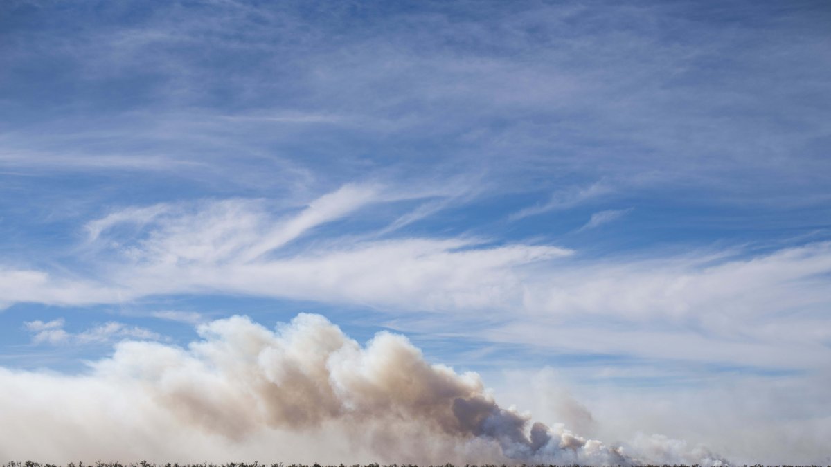 Fotografía de las columnas de humo por incendios en Argentina, en una fotografía de archivo.
