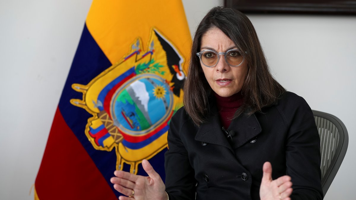La ministra de Salud de Ecuador, Ximena Garzón, habla durante una entrevista con Efe
