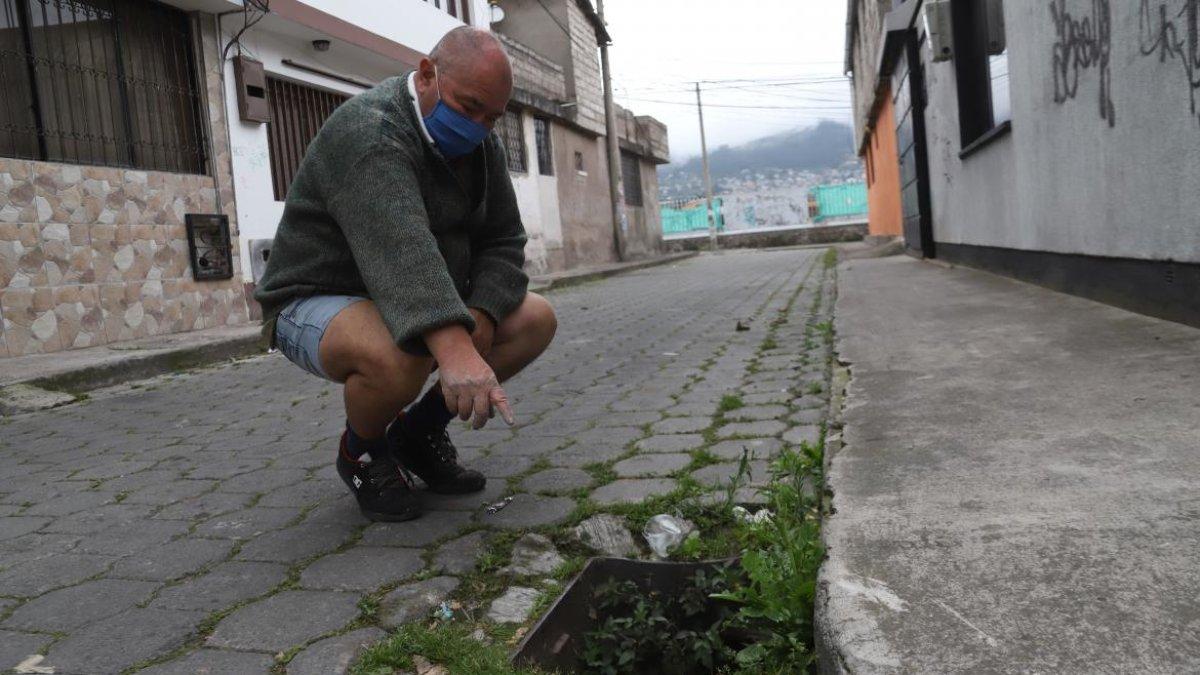 Carlos Ruano muestra uno de los tantos agujeros que los preocupan