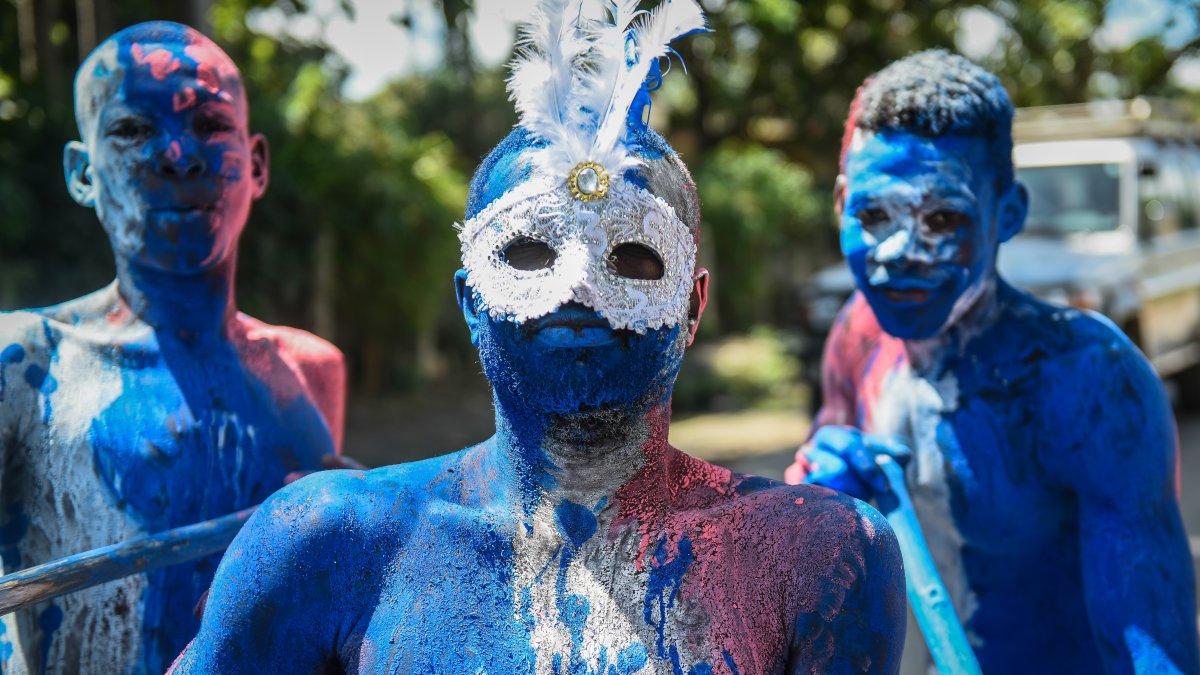 Tres hombres con el cuerpo pintado participan en el desfile del Carnaval de Jacmel, hoy, en Jacmel (Haití).