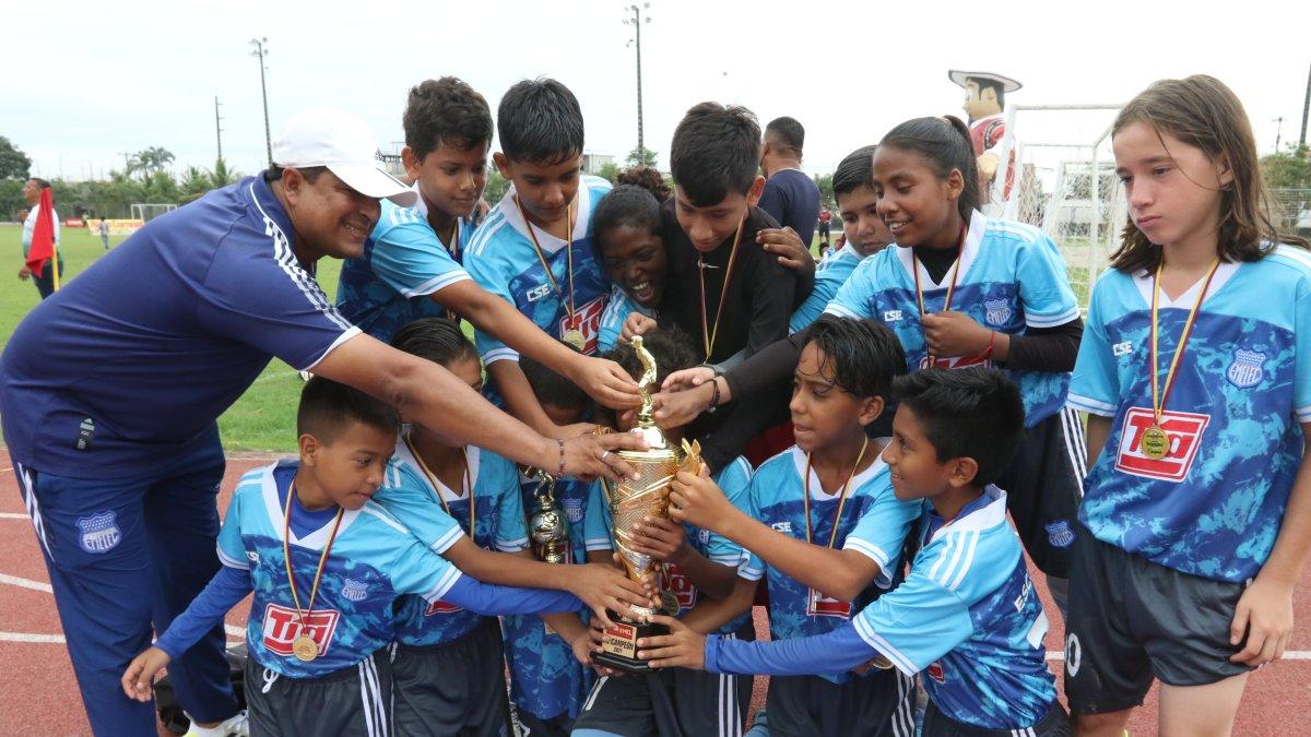 En la categoría Sub-11, el representativo de Emelec de Guayaquil se quedó con el trofeo de campeón. La disputa del torneo empezó en septiembre del año pasado.