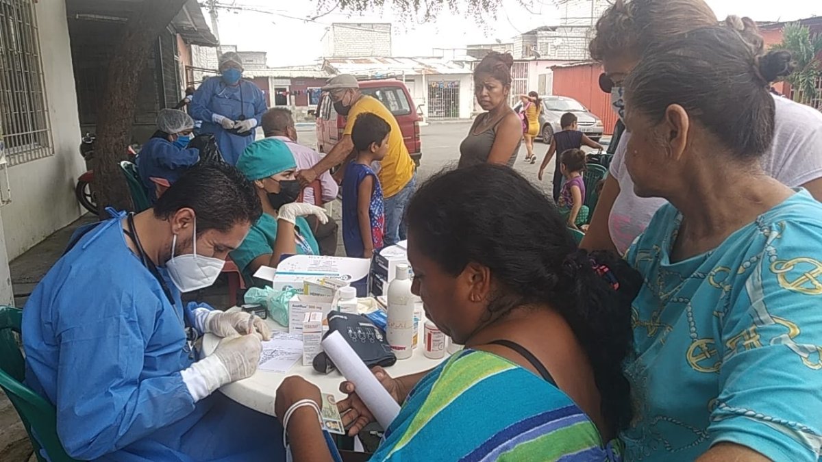 Desde niños hasta adultos, el galeno Diego Pincay atiende en barros pobres de Guayaquil.