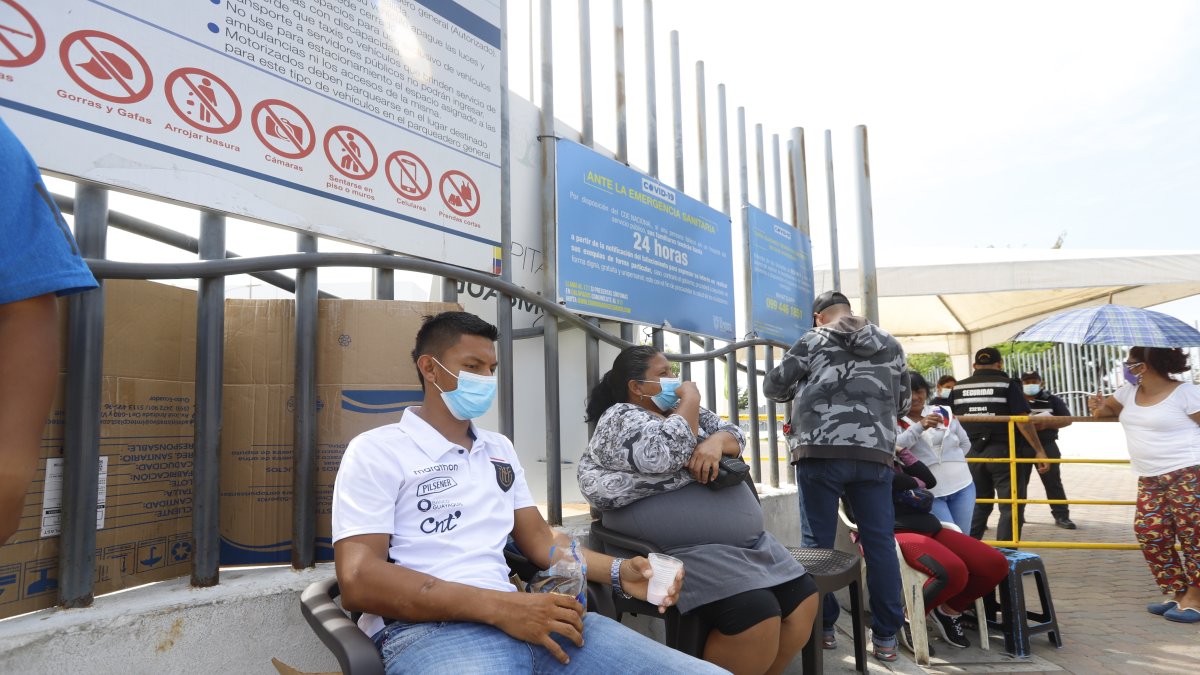 Pacientes afiliados al IESS en las afueras de hospitales en  Quito, Guayaquil y otras ciudades sufren de escasez de medicamentos.