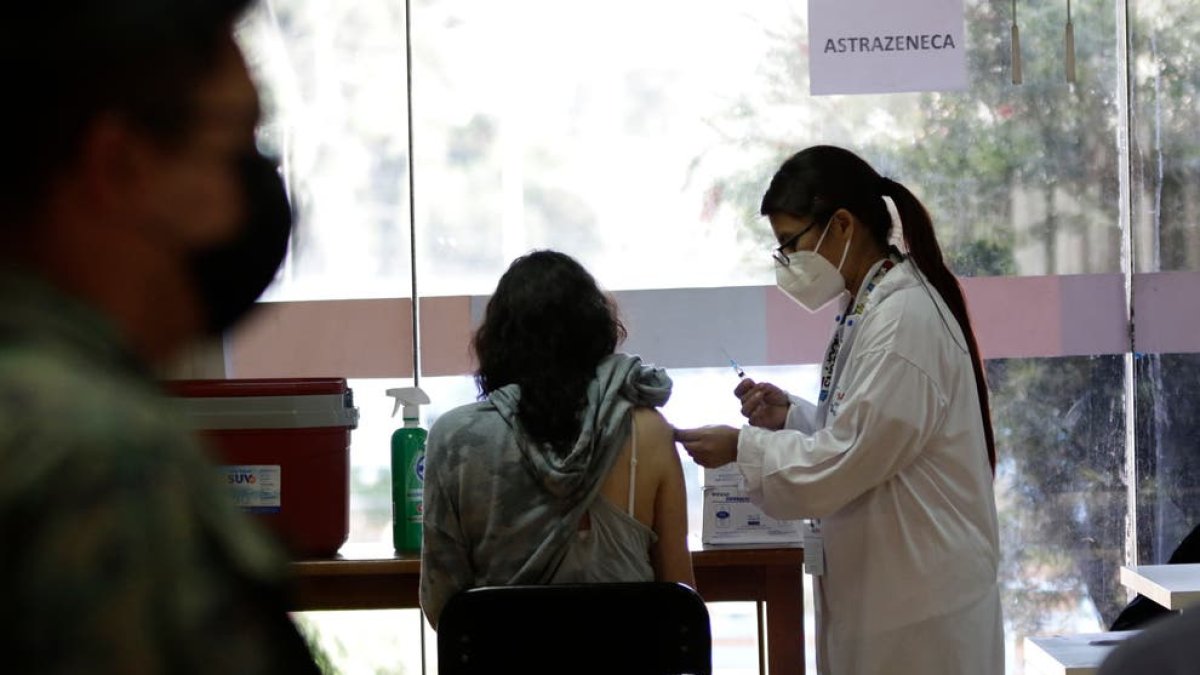 La provincia andina de Pichincha, cuya capital es Quito, acumula la mayor cantidad de contagios con 294.173 positivos, 340 más que el registro del domingo; seguida de la costera de Guayas, cuya capital es Guayaquil, con 131.293 (71 adicionales).