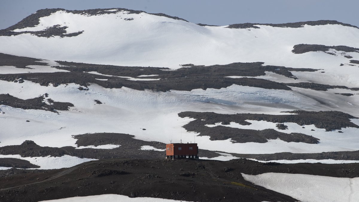 Australia tiene tres bases de investigación en las costas de este continente, donde las naciones suelen inspeccionar lugares para asegurarse de que se cumpla un tratado que prohíbe la actividad militar y minería, pero donde China tiene estaciones en el interior.
