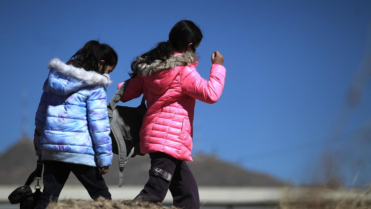 Fotografía de archivo del 6 de febrero de 2021 que muestra a dos menores migrantes que caminan en la inmediaciones del Río Bravo, intentando cruzar hacia estados Unidos, el 6 de febrero de 2021, en la fronteriza Ciudad Juárez, en el estado de Chihuahua (México).