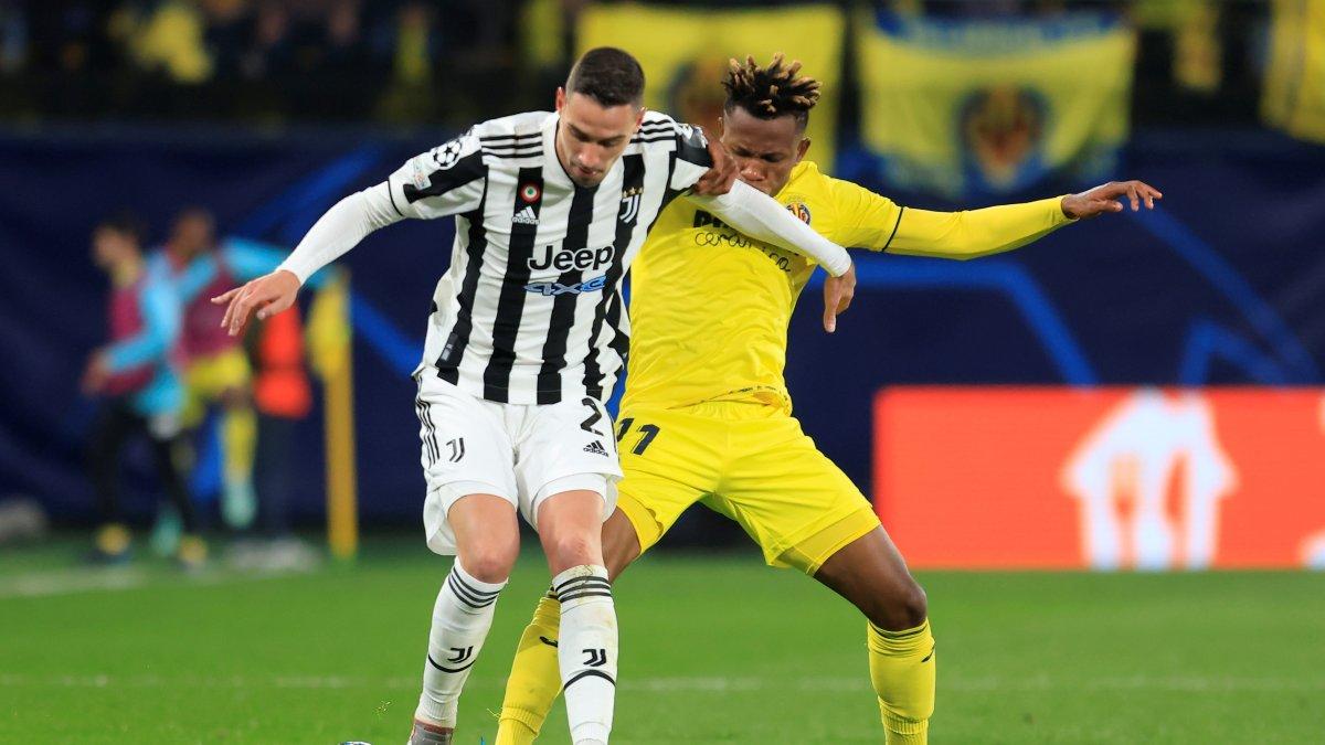 El delantero nigeriano del Villarreal, Samuel Chukwueze (d), disputa el balón ante el centrocampista de la Juventus, Mattia De Sciglio.