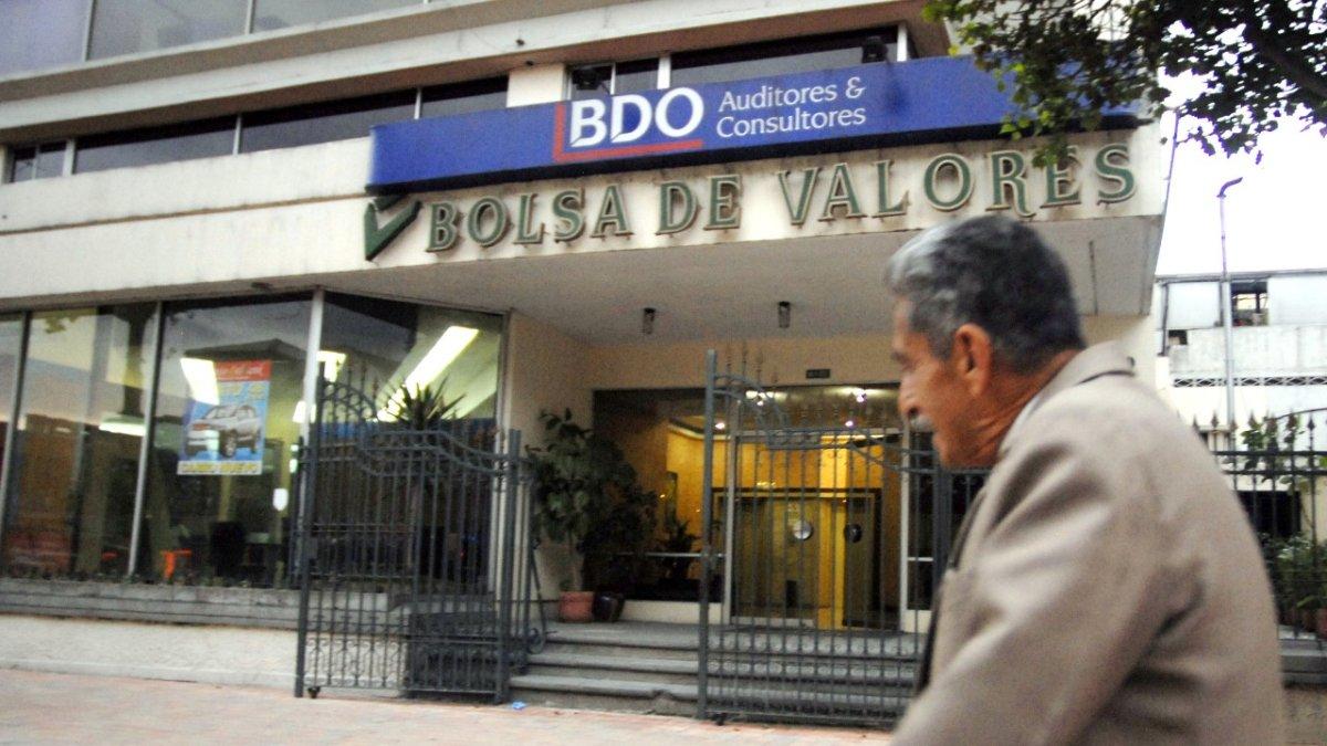 Fachada de la Bolsa de Valores de Quito. La Ley de Atracción de Inversiones busca una fusión con la Bolsa de Valores de Guayaquil.