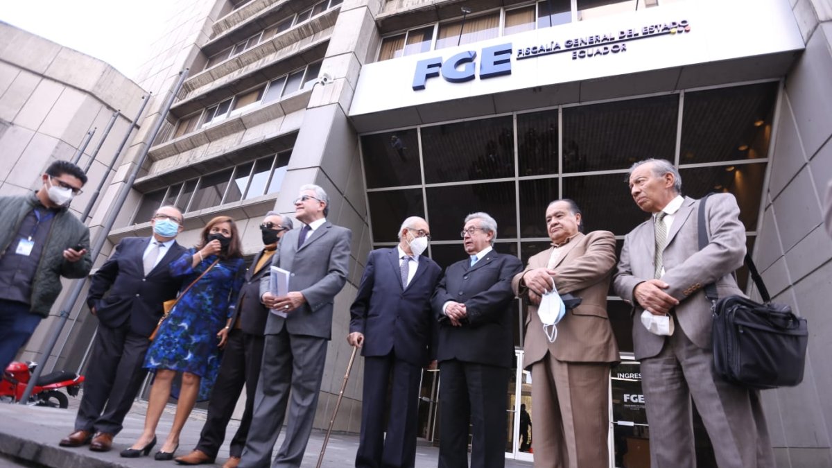 Miembros de la CNA en los exteriores de la matriz de la Fiscalía General del Estado.