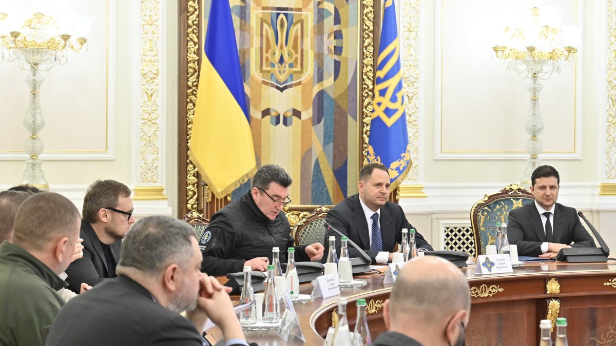 El presidente ucraniano Volodymyr Zelensky (D) en la una reunión del Consejo Nacional de Seguridad en Kiev para declarar el estado de emergencia, excepto en las regiones de Donetsk y Luhansk 