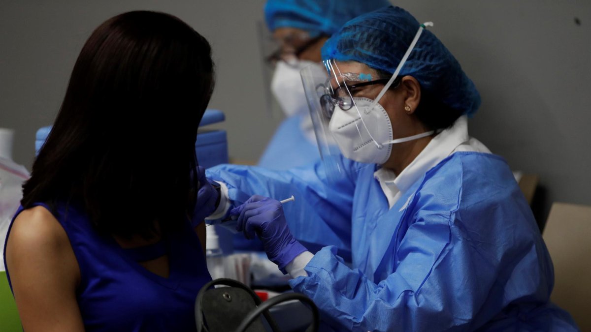 Imagen de archivo de una mujer que recibe una vacuna contra la covid-19 durante una jornada de inmunización.