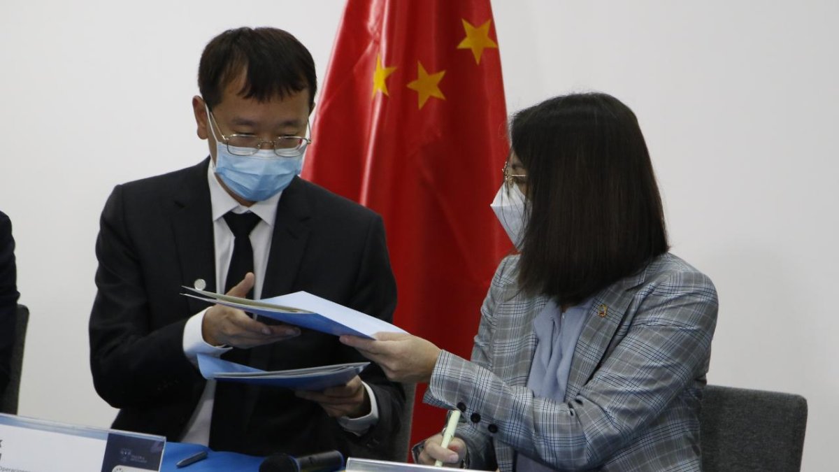 Quito. El gerente de Operaciones de América Latina para Sinovac, Jack Tang, y la ministra de Salud, Ximena Garzón, firmaron un manifiesto.