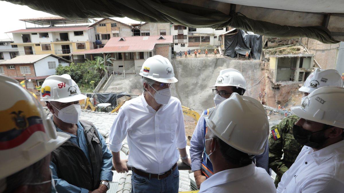 El presidente Guillermo Lasso inspeccionó la zona del socavón en el cantón Zaruma.