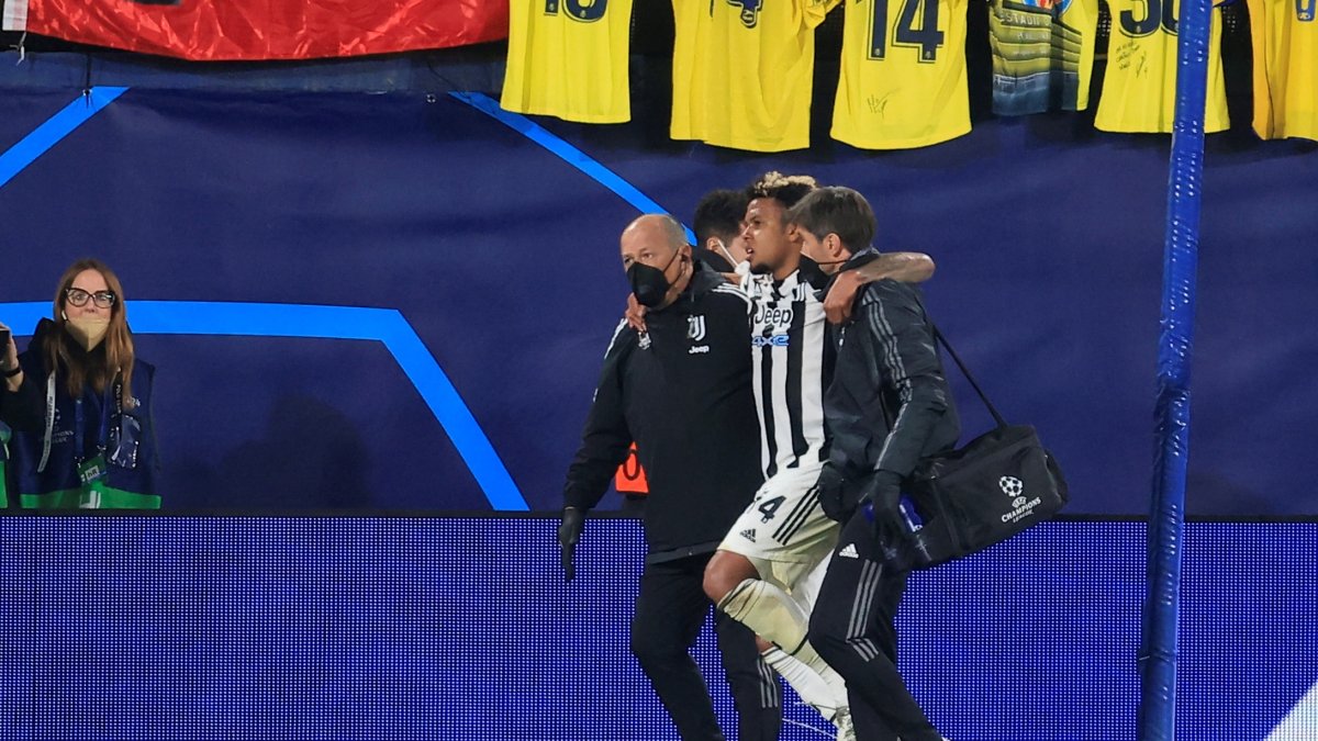 El centrocampista estadounidense de la Juventus, Weston McKennie, es retirado del terreno de juego tras caer lesionado.