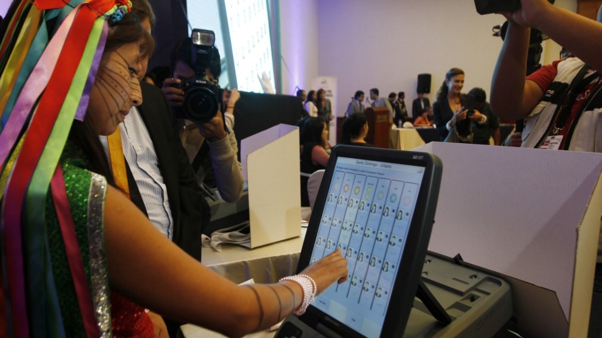 Ejercicio. En 2014 ya se ejecutó una prueba piloto de voto electrónico en Santo Domingo de los Tsáchilas.