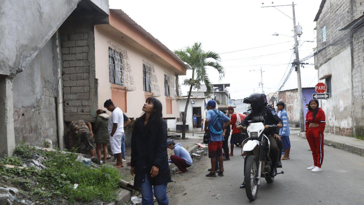 Observación. La mirada curiosa de vecinos en Bastión Popular queda en eso. No se atreven a dar declaraciones.