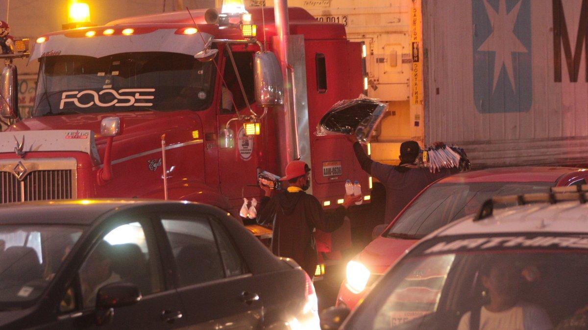 Moradores indican que en las horas pico se requiere de más controles en el semáforo del Trinipuerto.