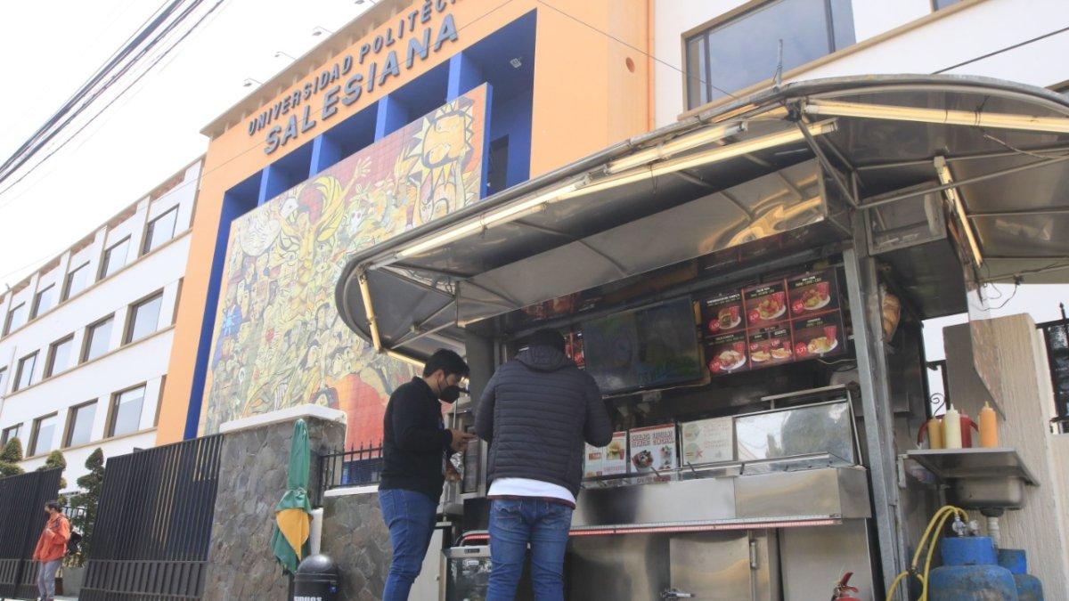 Negocios de comida se han reactivado afuera de las universidades quiteñas.