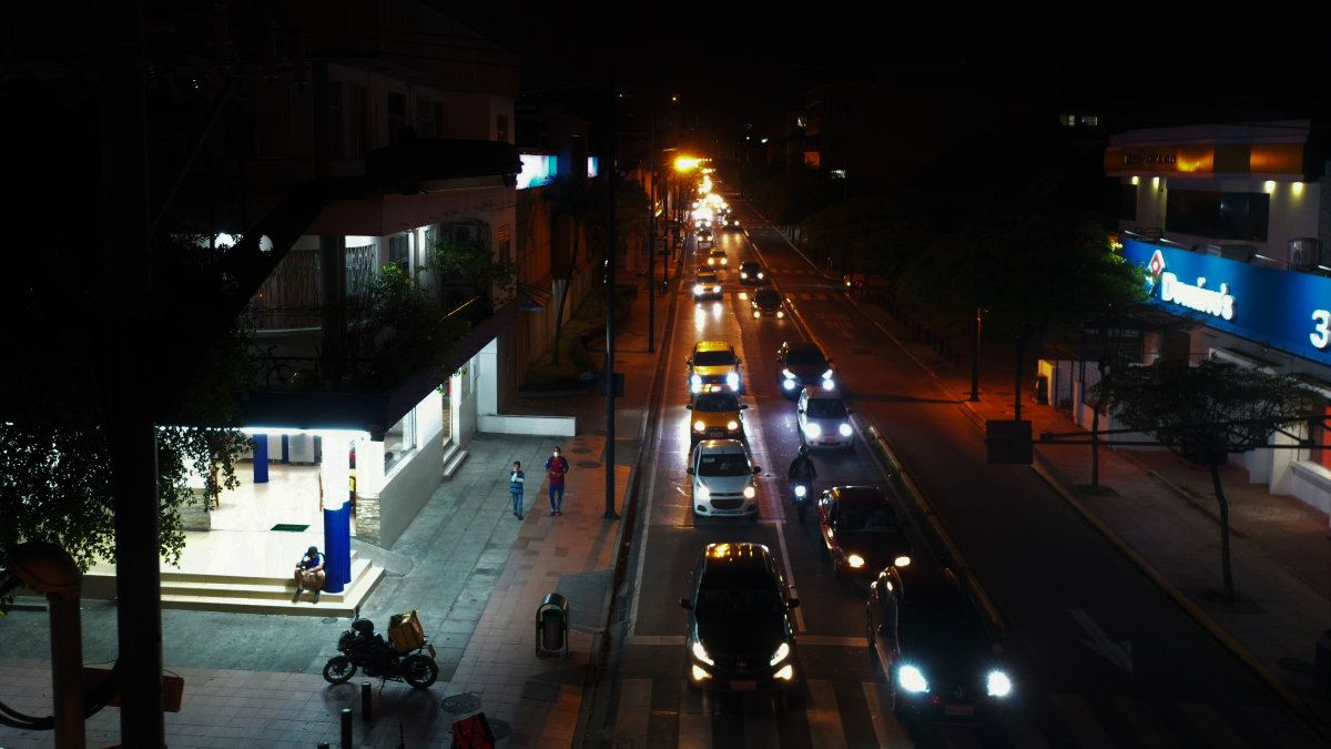 alle Chile. En el tramo que va desde Bolivia a Azuay, solo la luz de los negocios y de los autos iluminan el área.