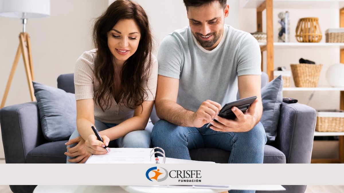 Plan.- Una pareja realiza su planificar para ahorrar.