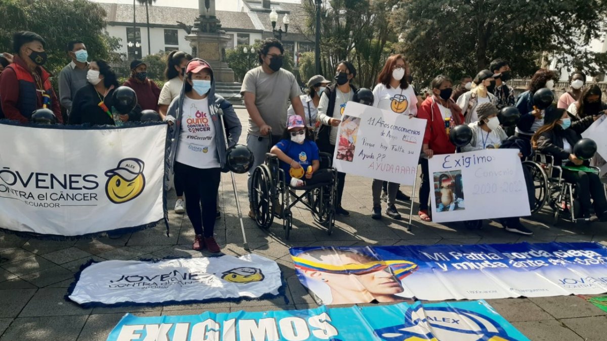 Plantón. Los técnicos, trabajadores sociales y psicólogos que forman parte de la Fundación Jóvenes Contra el Cáncer se declararon en huelga de hambre.