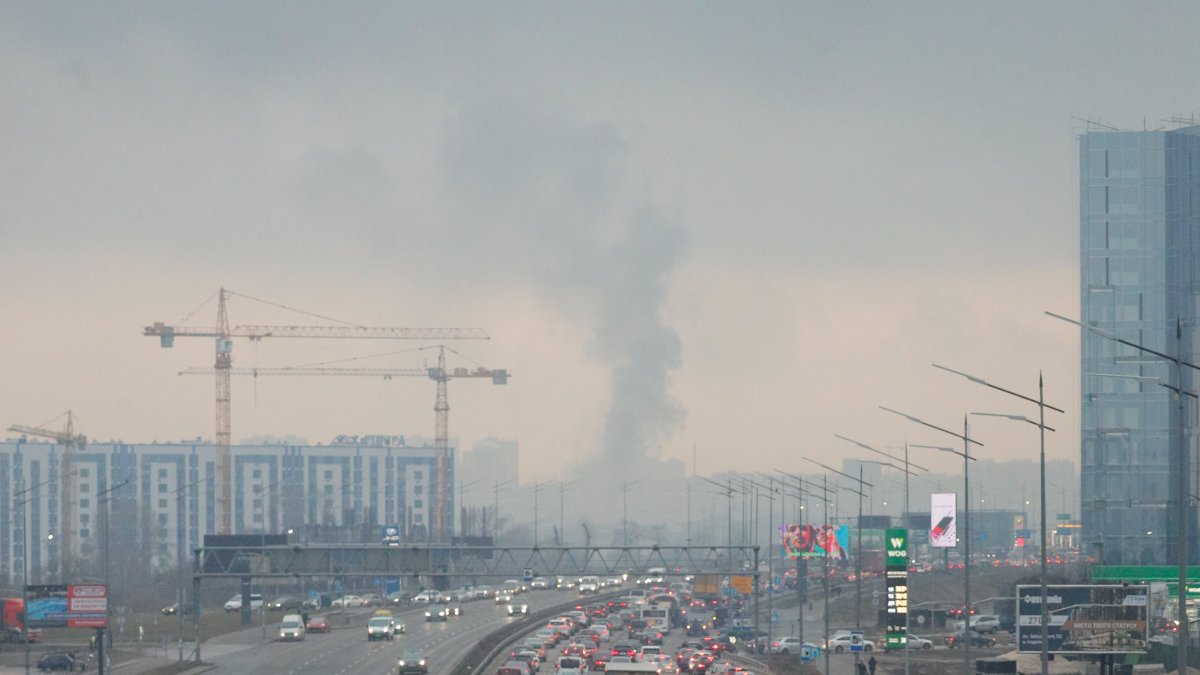Largas filas de autos en una carretera que dirige a la frontera entre Ucrania y Polonia.