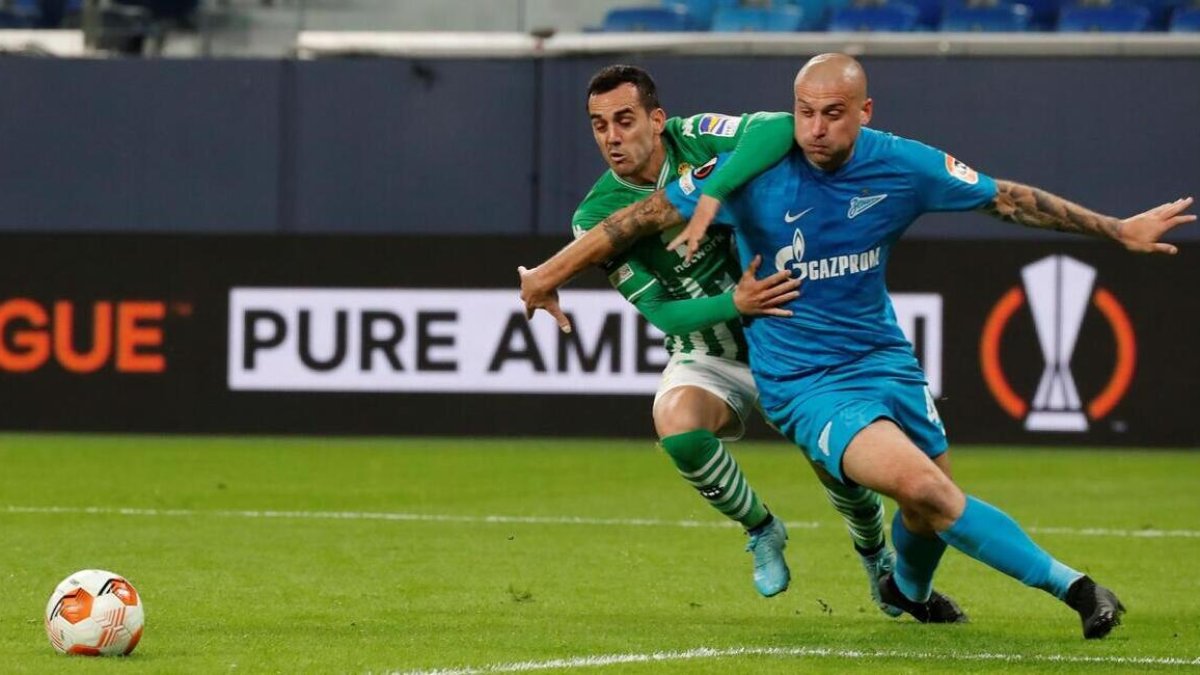 Yaroslav Rakitskyy en uno de los cotejos con el Zenit, quipo que además ya retiró la publicidad de Gazprom por estar ligada con el conflicto.
