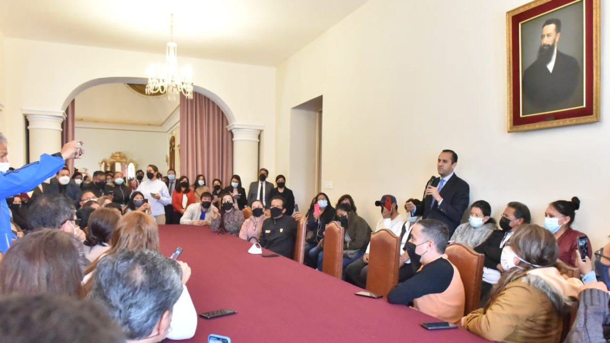 El canciller Holguín se reunión con los familiares de ecuatorianos en Ucrania. Les pidió que transmitan tranquilidad a sus seres queridos.