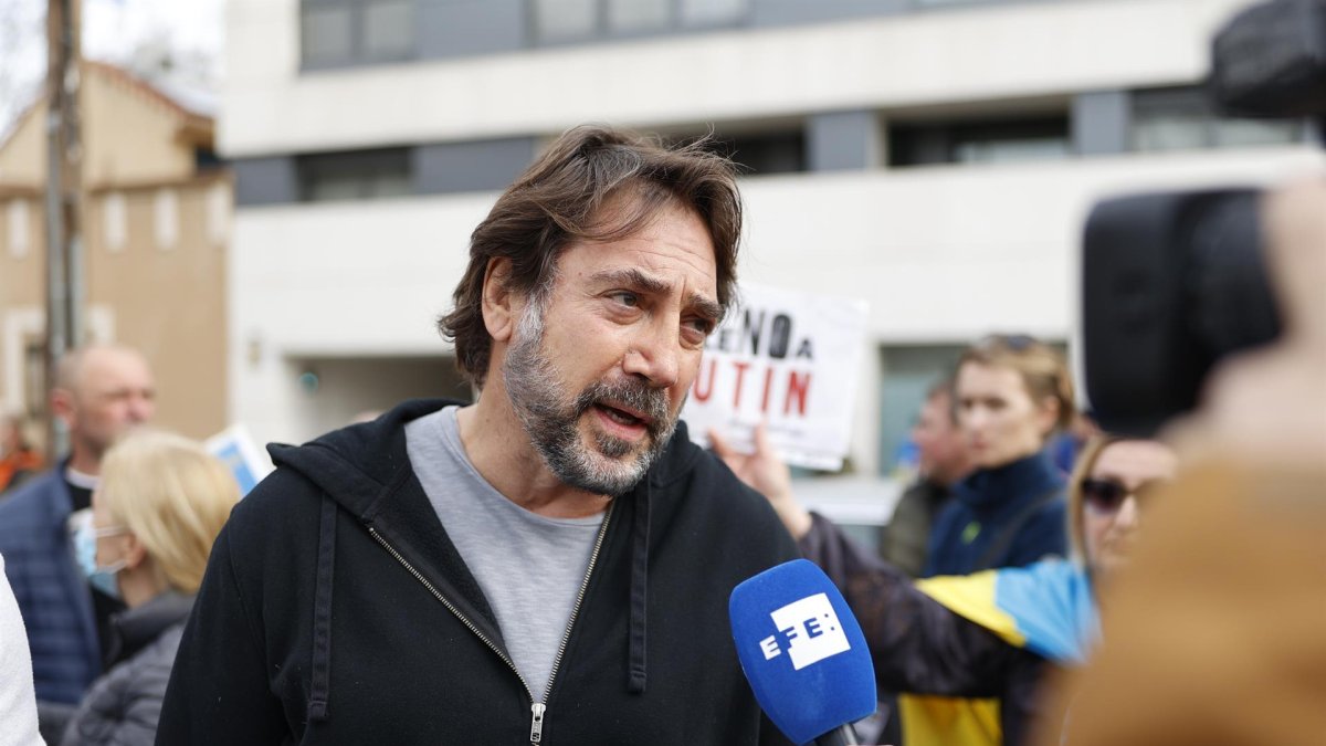 El actor Javier Bardem atiende a la prensa durante la protesta llevada a cabo este jueves a las puertas de la embajada de Rusia en España, sita en Madrid, tras el comienzo de la operación militar rusa en Ucrania.