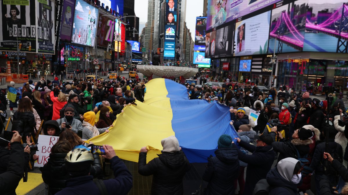 Cientos de manifestantes fueron registrados este jueves al expresar su apoyo a Ucrania,