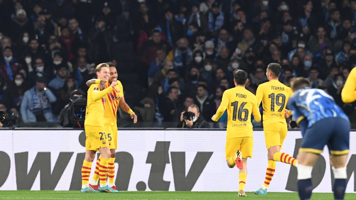 Frenkie de Jong (izquierda) anotó el segundo gol en la victoria del Barcelona sobre el Nápoles