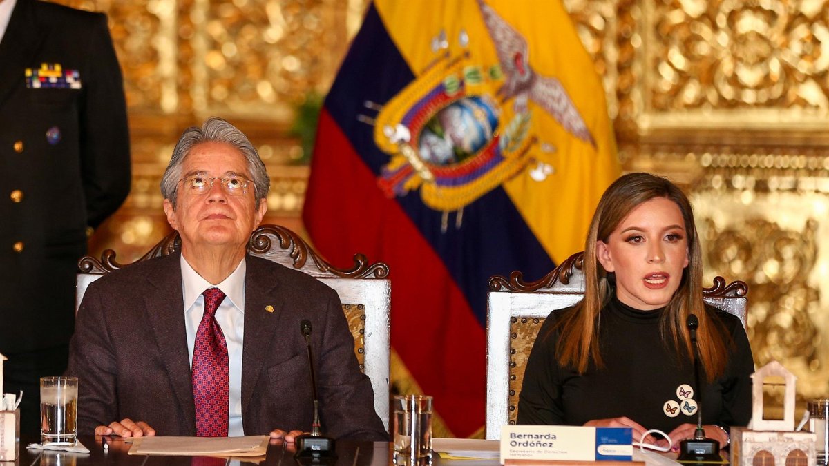 El presidente Guillermo Lasso (i), junto a la secretaria de Derechos Humanos, Bernarda Ordóñez (d), en una fotografía de archivo.