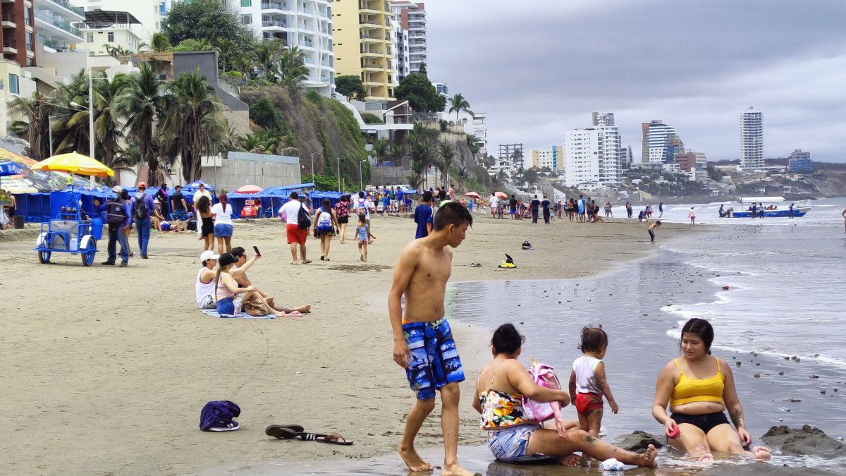 Manabi. Las playas de la provincia empiezan a recibir a los turistas por el feriado del carnaval.